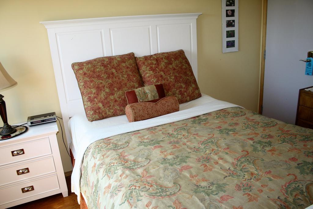 Aurora Bayside Inn Yellowknife Room photo