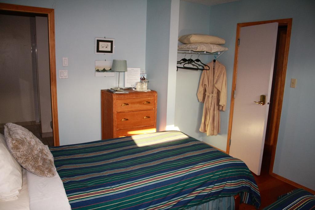 Aurora Bayside Inn Yellowknife Room photo