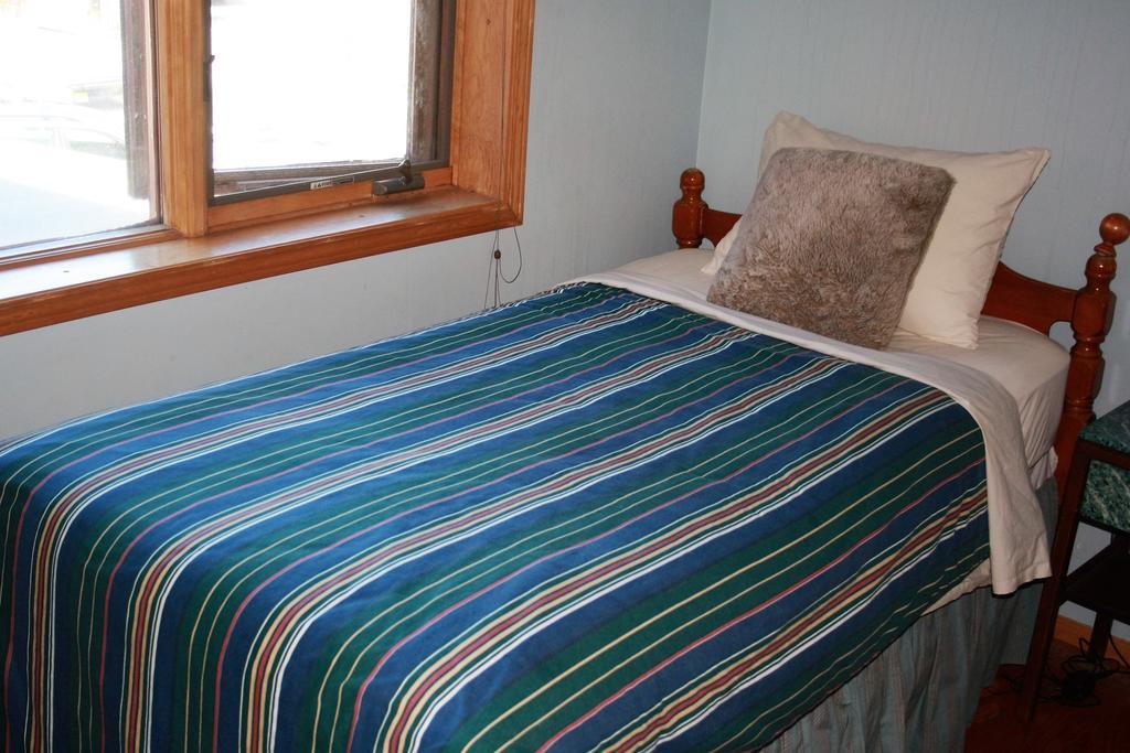 Aurora Bayside Inn Yellowknife Room photo